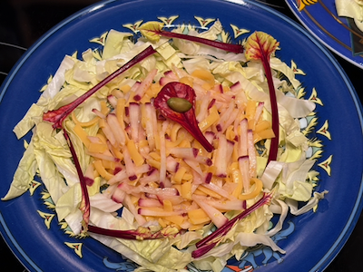 Marinierter lila Rettich mit Orangen-Linguine im Zuckerhut-Rohnenblättchen-Bett Marinierter lila Rettich mit Orangen-Linguine im Zuckerhut-Rohnenblättchen-Bett